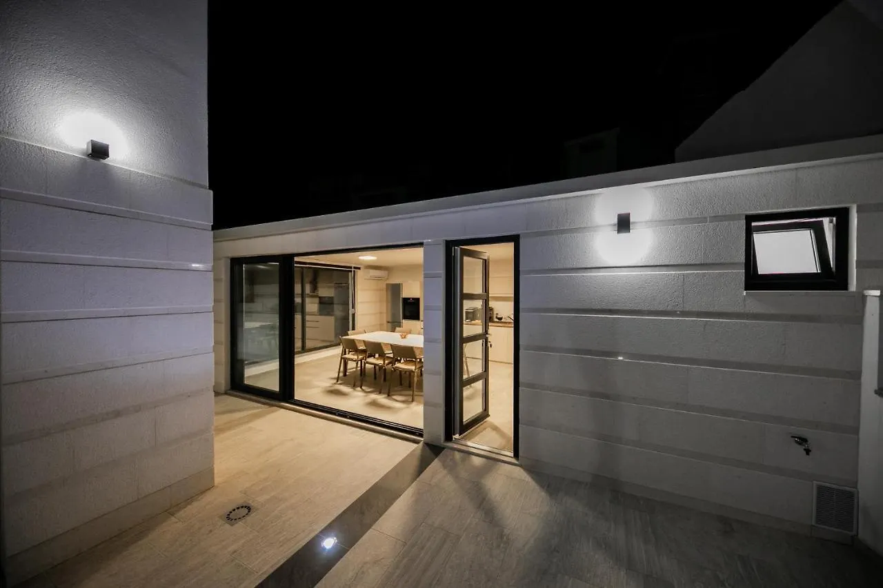 Apartment Villa Dora Okrug Gornji