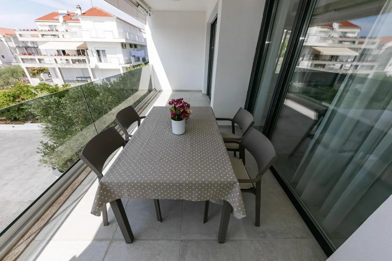 Apartment Villa Dora Okrug Gornji